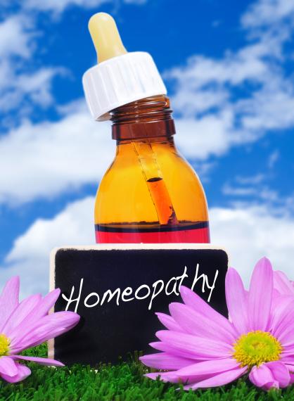 Blomster og flaske med teksten Homeopathy